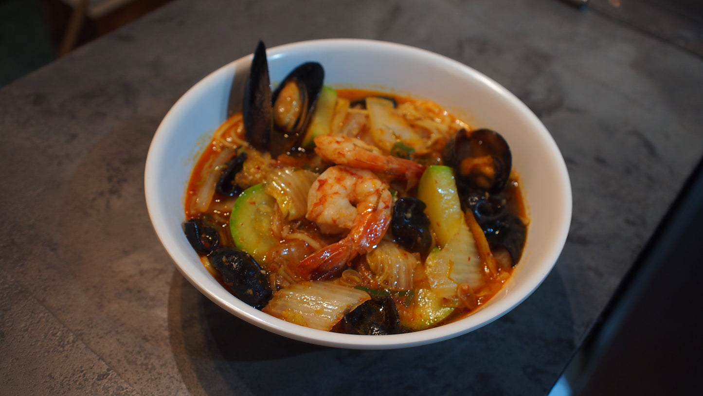 Spicy seafood fried noodles